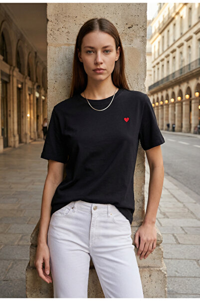 Amia&Co. Mânecă scurtă neagră cu broderie minimală a inimii tricou