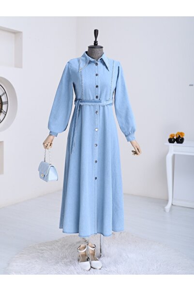 HİJABAYA فستان من الدنيم بحزام وأزرار مطرزة بالأحجار