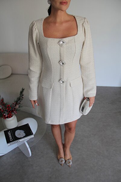 Julidress Екру бяла рокля с квадратна деколте, брошка с камъни и мини туид с камъни