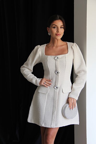 Julidress Екру бяла рокля с квадратна деколте, брошка с камъни и мини туид с камъни