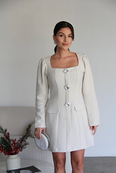 Julidress Екру бяла рокля с квадратна деколте, брошка с камъни и мини туид с камъни