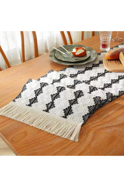 bity thok A luxurious black and white dining tablecloth with a modern geometric design and elegant scalloped edges.