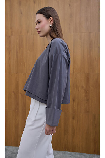 Birgül Bektaş Γκρι μπλούζα από ποπλίνα με αλλεργική πρόσωπο