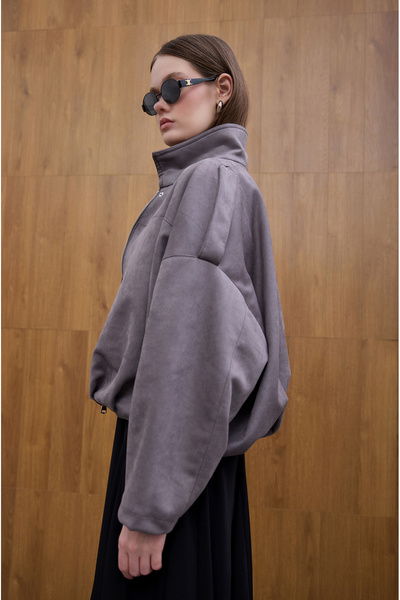 Birgül Bektaş Γκρι σουέτ παλτό με λεπτομέρεια με πατέντα στο μπροστινό μέρος