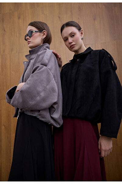 Birgül Bektaş Μαύρο σουέτ παλτό με λεπτομέρεια με πόδια στο μπροστινό μέρος