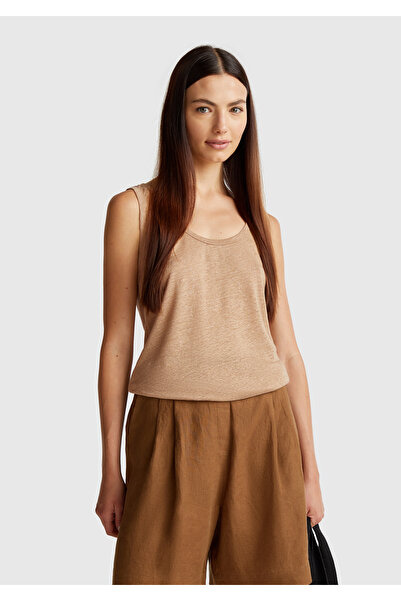 United Colors of Benetton Γυναικείο μπλουζάκι σε μπεζ χρώμα, 100% λινό, με στρογγυλή λαιμόκοψη και κανονική εφαρμογή