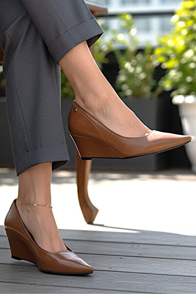 Gökhan Talay حذاء نسائي من الجلد اللامع بكعب عريض ونعل مرن ناعم غير قابل للان...