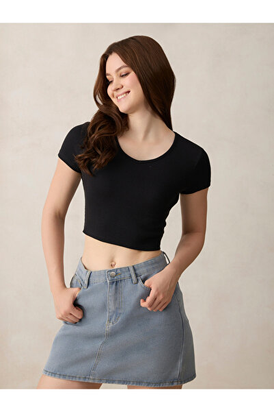 Outzidr By Styli بلوزة سوداء أساسية ضيقة بفتحة رقبة على شكل حرف V ومضلعة