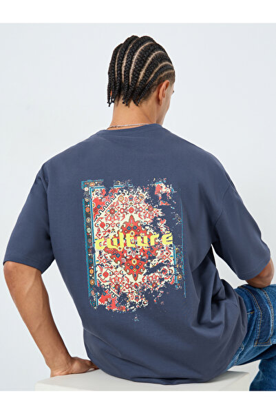 Styli تي شيرت رجالي قصة فضفاضة بطبعة جرافيكية باللون الأزرق الداكن