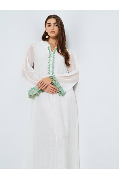 Take Two By Styli جلابية بغطاء رأس وأزرار أمامية بيضاء وتفاصيل دانتيل