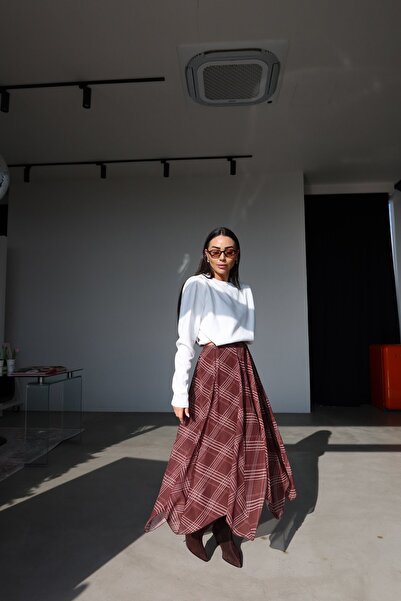 Özge Özgenç Φούστα με έξι ασύμμετρες κοπές και οριζόντιες γραμμές