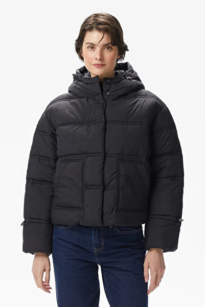 Guess NOVÁ ZATEPLOVANÁ BUNDA S LOGEM DAISY CROP