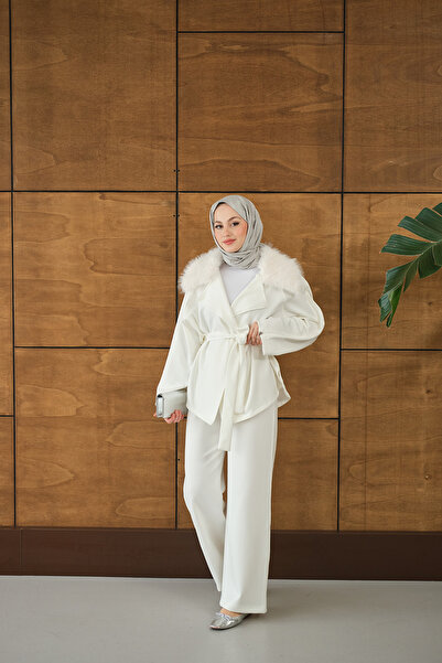 LOCCO Γυναικείο κοστούμι με γούνινο λαιμόκοψη και μανίκια με φερμουάρ σε λευκό χρώμα