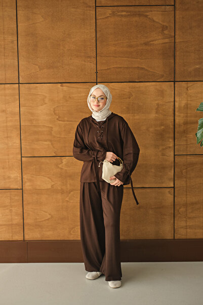 LOCCO Γυναικείο κοστούμι με λεπτομέρεια σταυρωτού σχήματος στο μπροστινό μέρος καφέ