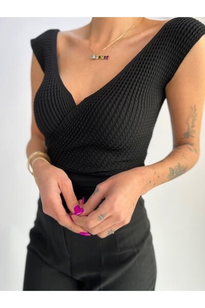 UNBOX بلوزة مطاطية سوداء عليها صليب