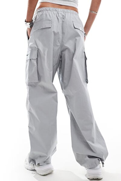 Nike Sportswear Oversized D Cargo Dans Pant Women's Oversized Cargo Pocket Pack Woven Sweatpants Gray