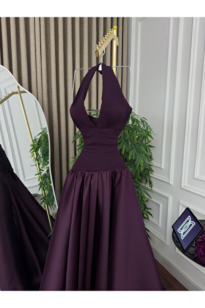 Generic Luxurious evening gown with a chiffon bodice, a Mikado flared skirt with a long train, and an elegant halter neck design in purple.