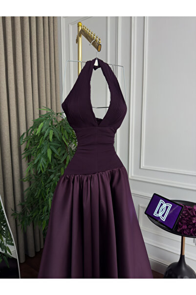 Generic Luxurious evening gown with a chiffon bodice, a Mikado flared skirt with a long train, and an elegant halter neck design in purple.