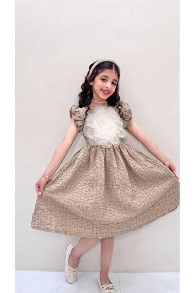 gmax فستان بناتي بنقوش بارزة باكمام مكشكشة وزهرةعلى الصدر