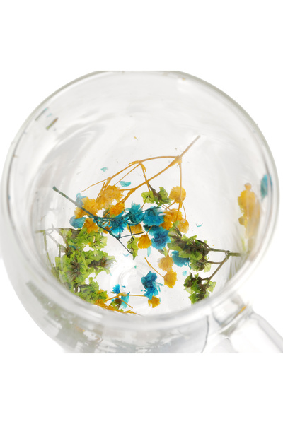 Malooki Glass mug with dried flowers – green, blue and yellow