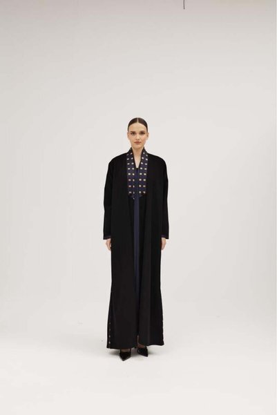 SOROSE SA Black wrap abaya in ceramic and navy taffeta fabric, half-circle style with a colored collar.