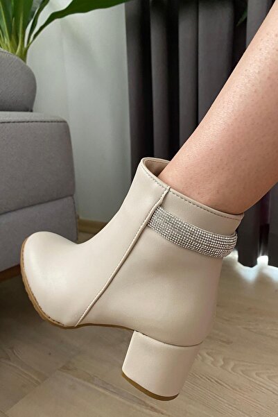 asmi shoes Γυναικείες μπότες με τακούνι (6 εκ.) με οβάλ μύτη, κρεμ χρώμα, με πέτρες στην πλάτη