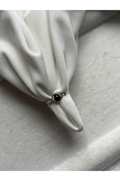 Pel Design خاتم من حجر الهيسونيت بتصميم بسيط ولون فضي مصنوع يدويًا