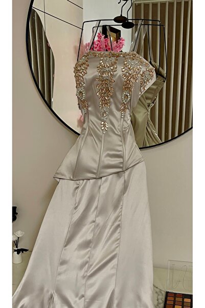 berlanty Description of a luxurious long evening dress (light beige color)