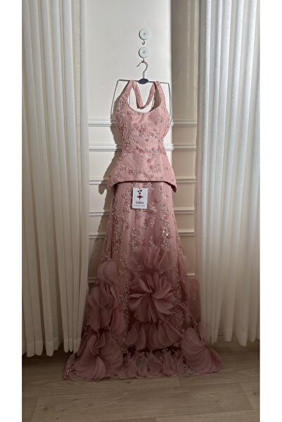 Onila A flesh-colored dress with embroidered lace and luxurious chiffon