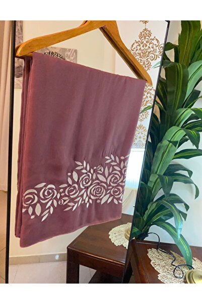 Veil Designer A hijab made of Japanese fabric with hand-embroidered Saudi Arabian design in a distinctive color. Embroidery is featured on both ends. Size: 60 * 190