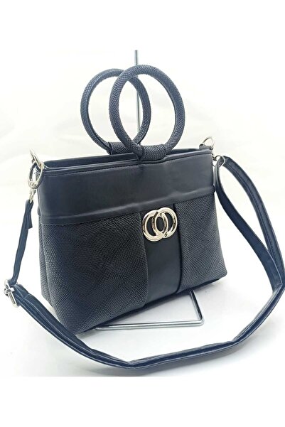 MAC&MOS The woman's black shoulder bag.