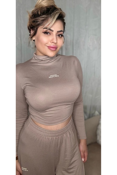 Maison MeDa Fit Soft Fabric High-Waisted Crop & Jogger Two-Piece Set – Taupe