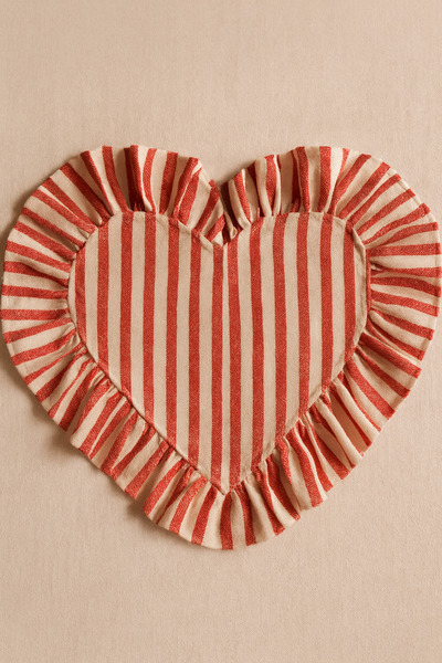 Mirilliahome Σετ 2 Κόκκινες Ριγέ Καρδιές με Βολάν Αμερικανικό Σερβίρισμα – Καρδιές Σουπλά