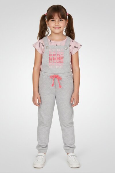 Bebe طقم من قطعتين من بلوزة وجمبسوت بأكمام قصيرة وشعار العلامة التجارية للبنا...
