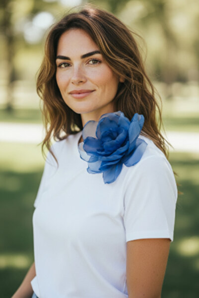 WOWMOM Mavi Büyük Çiçek Broş – Zarif Tül Detaylı Şık Aksesuar