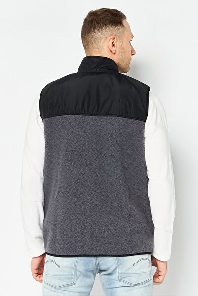 hummel Men Sportswear Fit Sleeveless Outdoor Jacket Vest, Multicolor