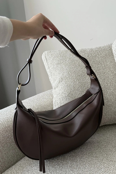 Cersei حقيبة كتف نسائية ناعمة وفضفاضة على شكل هلال باللون البني