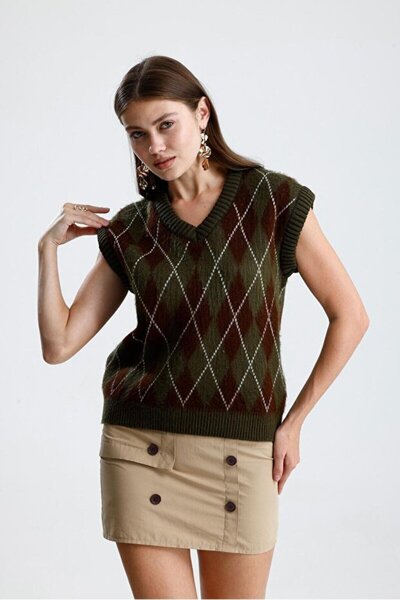 markazzi Women's Diamond Pattern Oversized Burgundy Beaded Knit Sweater