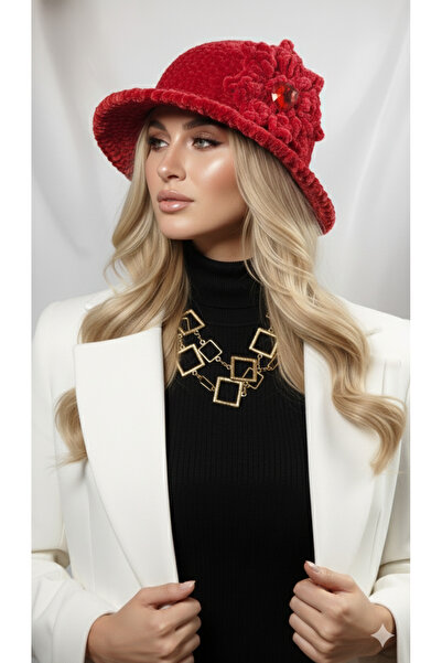 drt tasarım قبعة مخملية حمراء مع تفاصيل زخرفية