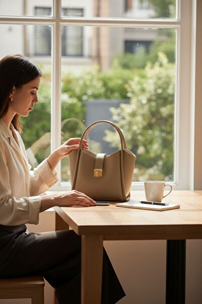 ROYAL LADYS Women's Bag – Handbag with Lock Detail | Gold Accessories, Full-Length Inner Wallet, Long Strap