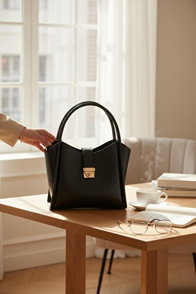 ROYAL LADYS حقيبة يد نسائية – حقيبة يد بتفاصيل قفل |   مع إكسسوارات ذهبية، محفظة داخلية كاملة الحجم، حزام طويل