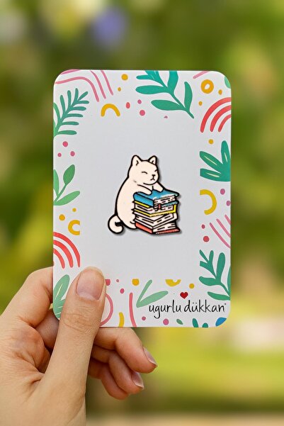 uğurlu dükkan Renkli Kitaplı Beyaz Kedi Rozeti