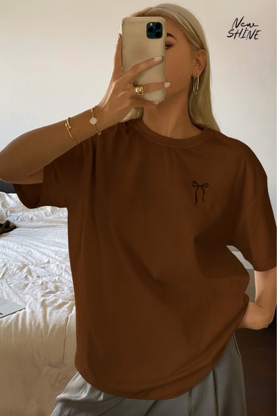 New Shine تي شيرت كبير الحجم مطبوع عليه فيونكة