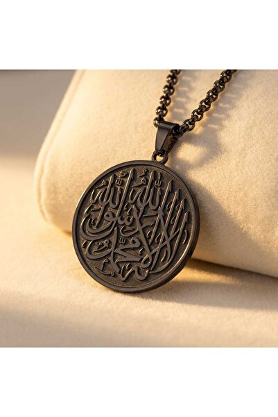 Fstyle A black circular pendant with an elegant Arabic inscription – a refined spiritual touch, the perfect gift for loved ones and special occasions.