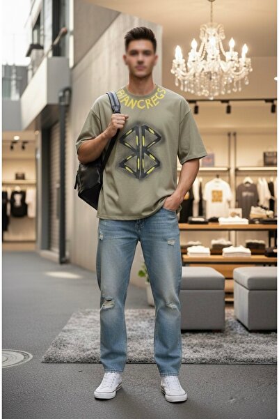 VAIA Men's oversized t-shirt with a modern geometric logo print and a distinctive youthful design.