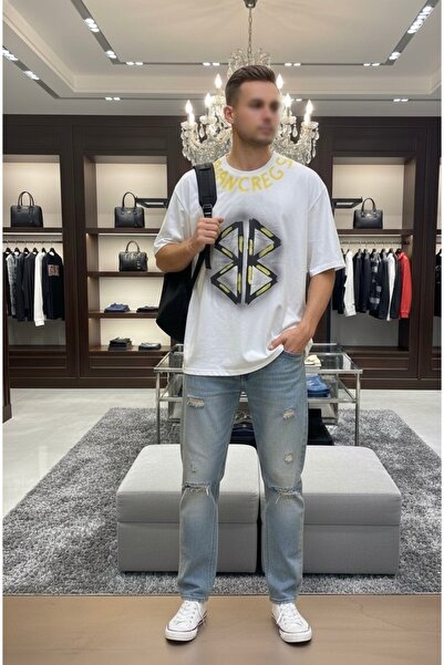 VAIA Men's oversized t-shirt with a modern geometric logo print and a distinctive youthful design.