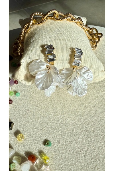 Gigi Pırlanta detaylı sallantılı çiçek küpe