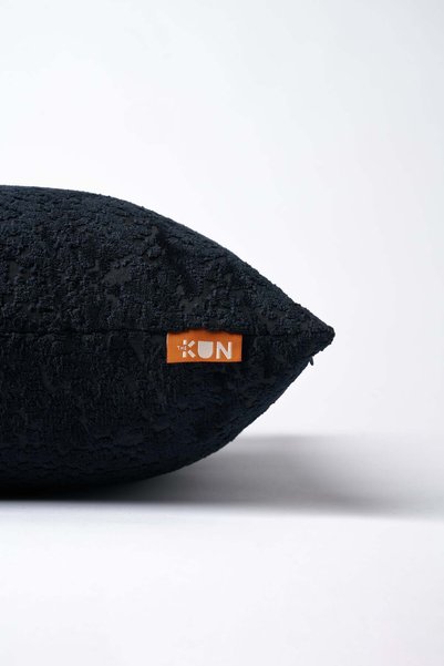 THE KUN غطاء وسادة من المخمل المنسوج بنقشة نقطية - أسود