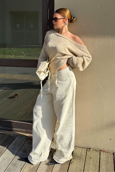 bases. Pulover tricotat cu umeri expus