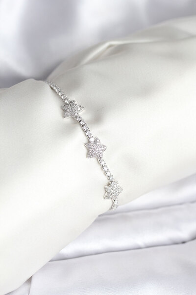 Twin Store سوار نسائي من النحاس الفضي اللون مرصع بحجر الزركون من ماركة يلدز م...